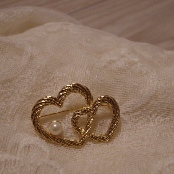 AAI Gold Tone InterLocking Heart Brooch With Faux Pearl Gold Plated - Picture 4 of 6